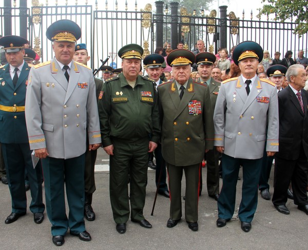 Генерал-лейтенант Дятлов В.В., генерал-полковник Сидоров А.А., маршал артиллерии Михалкин В.М. и генерал-лейтенант в/о Сухорученко В.С. на приведении нового набора курсантов к Военной присяге и торжественному посвящению в Михайловцы. 01.09. 2013 г. 