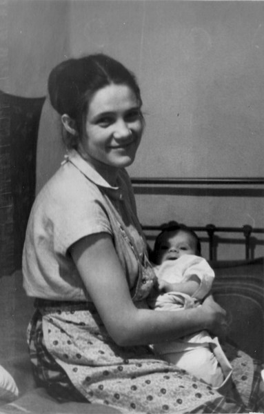 1958 год. Маме 24 года, со мной