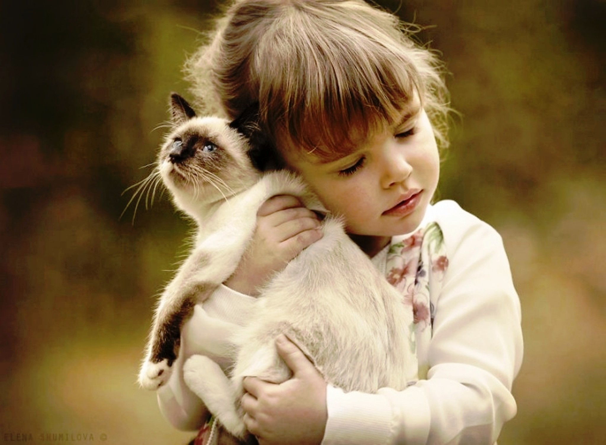 Она добрая и милая. Для детей. Животные. О доброте. Маленькие дети и животные. Любовь к животным.