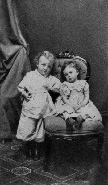 Володя Ульянов в возрасте 4 лет со своей сестрой Ольгой. Симбирск, 1874 год