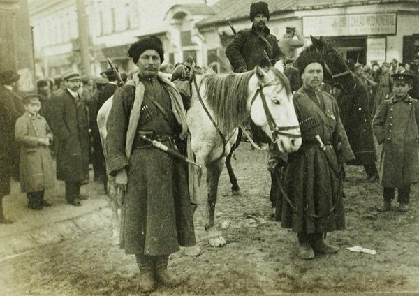 Казаки на одной из улиц освобожденного от немцев польского города Кельце. Октябрь 1914 год.