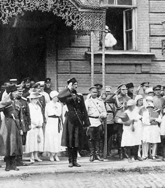 Генерал барон Пётр Николаевич Врангель принимает парад в Царицыне. 1919 год.