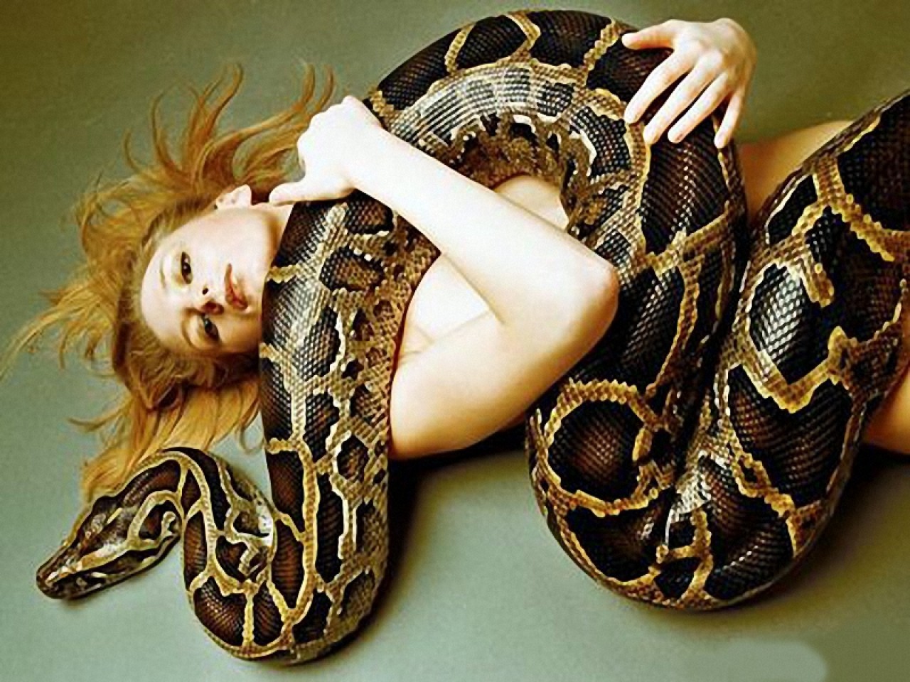 женщина змея фото картинки