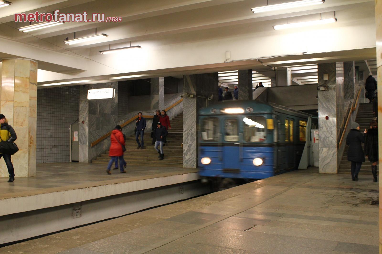 Метро полежаевская какой. Метро Полежаевская 3 пути. Метро с 3 путями. От станции Полежаевская. Переход на станции Полежаевская между платформами.