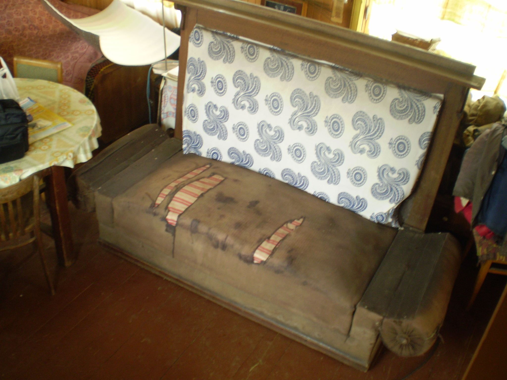 Реставрация старого дивана с валиками и высокой спинкой